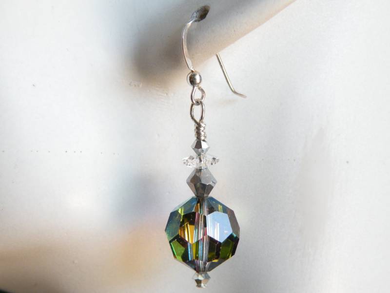 Swarovski 12 Mm Runde, Facettierte Kristalle, Vitrail Mittlere Farbe, Aurora Borealis Ohrringe Mit Kristallklaren Ausgebogten Kristallen Swarovski 12 Mm Runde, Facettierte Kristalle, Vitrail Mittlere Farbe, Aurora Borealis Ohrringe Mit Kristallklaren Ausgebogten Kristallen von AlessandrosDesigns