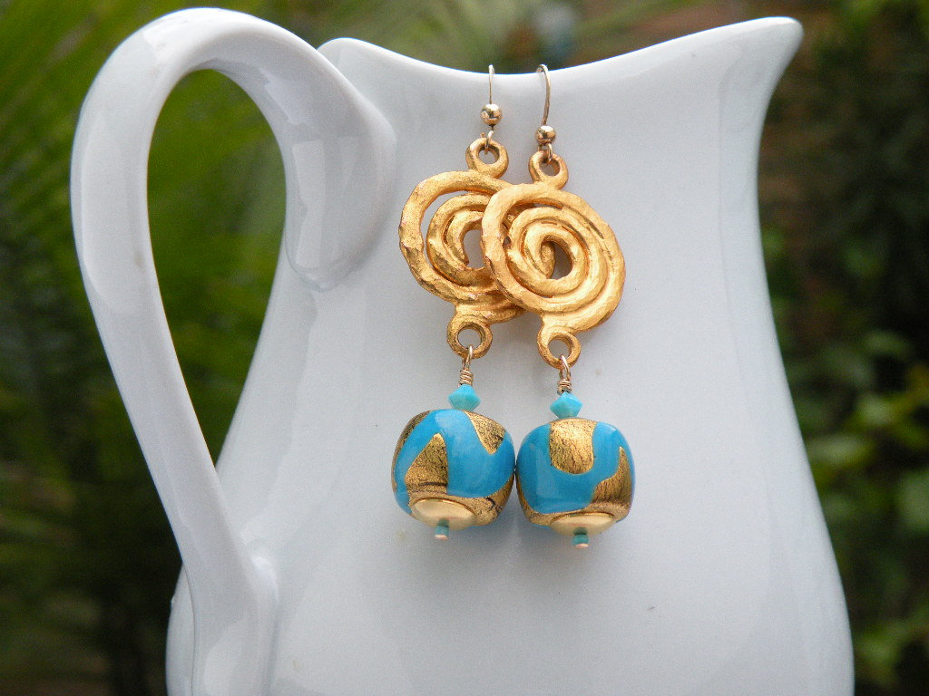 Vintage Murano Glas Mit Gold Spiral Design Akzentstück; "King Tut" 16 X 12 Mm Trommelförmige Türkis & 24 Kt Goldfolie Handgefertigte Perle Vintage Murano Glas Mit Gold Spiral Design Akzentstück; "King Tut" 16 X 12 Mm Trommelförmige Türkis & 24 Kt Goldfolie Handgefertigte Perle von AlessandrosDesigns