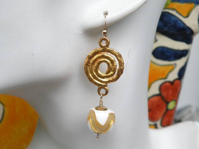 Vintage Murano Glas Mit Gold Spirale Design Akzent Stück, "King Tut" 16x12mm Drum Shaped White & 24 Karat Foil Handmade Beads von AlessandrosDesigns