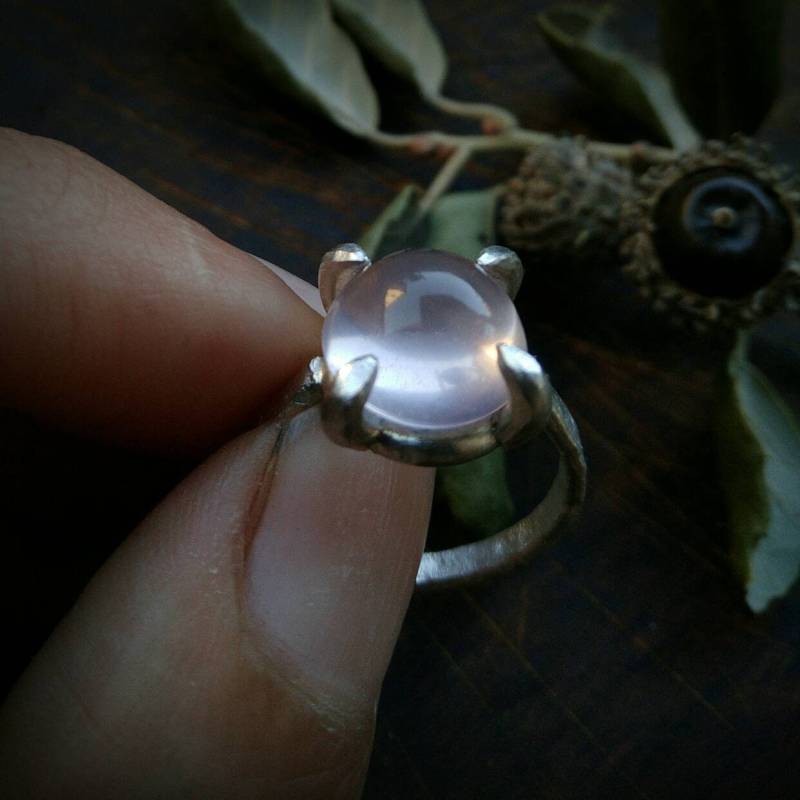 Rosenquarz-Cabochon-sterling Silber-Ring Rosenquarz-Cabochon-sterling Silber-Ring von AlessioArt