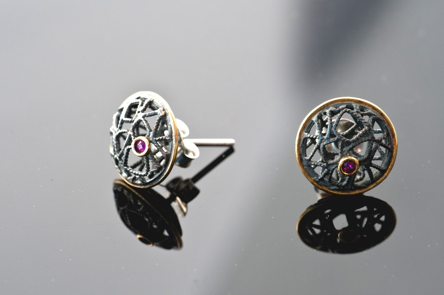 Zarte Ruby Ohrringe - Sterling-Silber Oxidiert Und Rubin Ohrstecker Rund Schwarz Silber Beiträge Zarte Ruby Ohrringe - Sterling-Silber Oxidiert Und Rubin Ohrstecker Rund Schwarz Silber Beiträge von AlexDeHaro