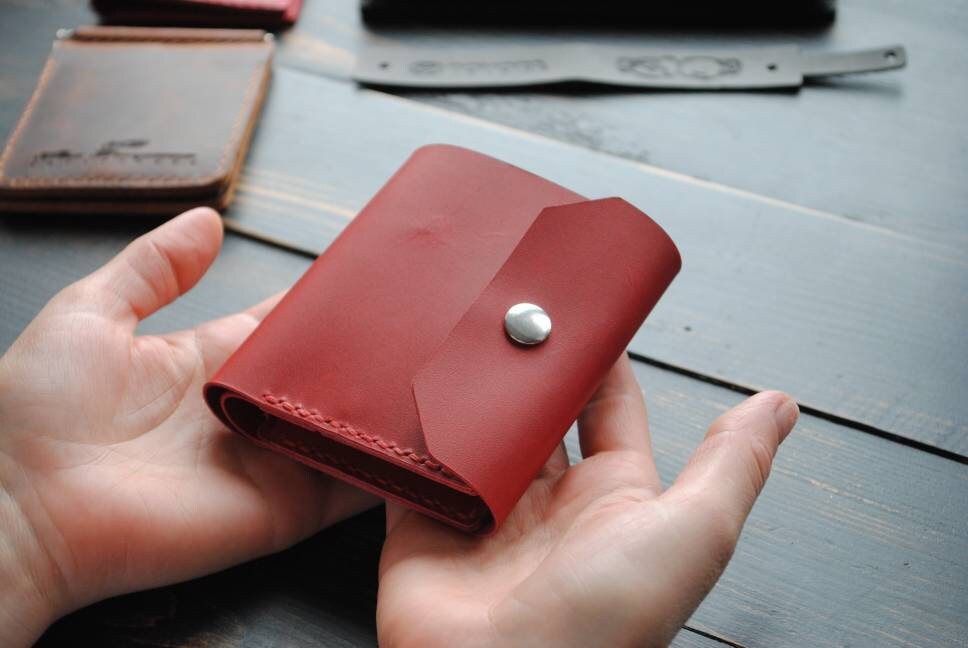 Kartenetui Aus Leder Für Damen, Bifold Wallet Leder, Vertical Brusttasche Wallet, Handmade Leather Slim Red Wallet von AlexDemyanov