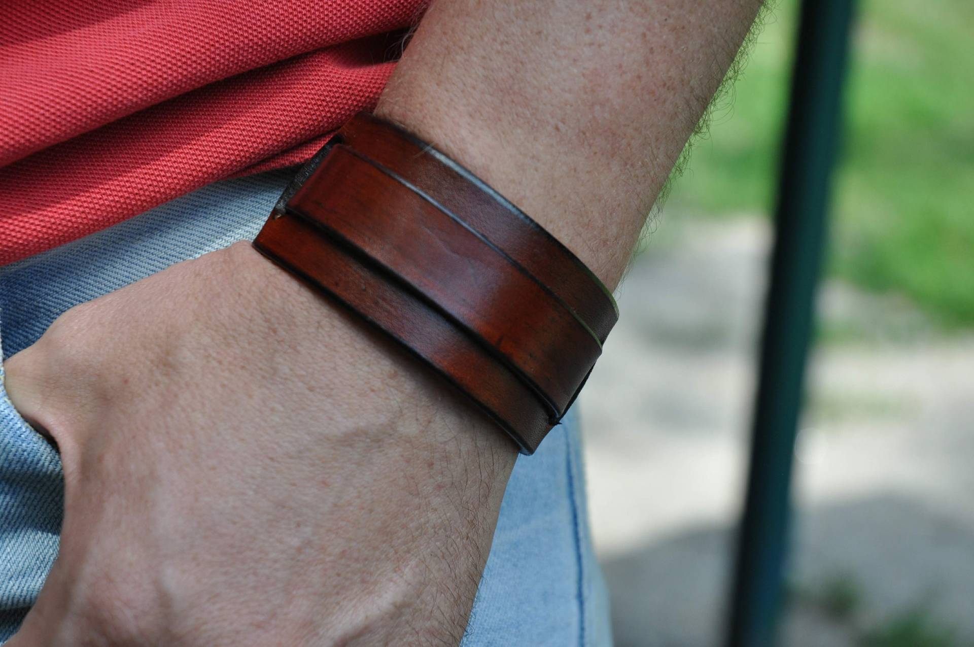 Braunes Leder Manschettenarmband Extraklasse Echtes Schwarzes von AlexDesignLab