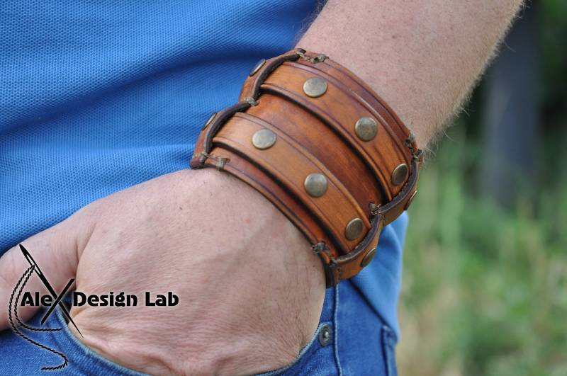 Breites Schwarz Braun Getragenes Nieten Leder Manschetten Armband Doppelschlaufe Armreif Extraklasse Aus Echtem von AlexDesignLab