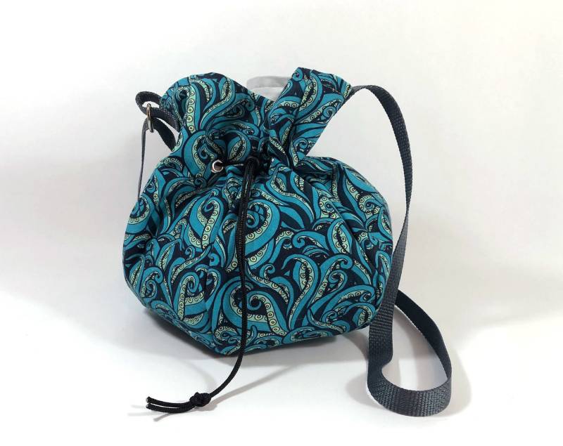 Die Zwanzig Tausend Ligen Tasche - Kordelzug Crossbody Portemonnaie in Blau Tentakel Print Die Zwanzig Tausend Ligen Tasche - Kordelzug Crossbody Portemonnaie in Blau Tentakel Print von AlexLynnCrafts