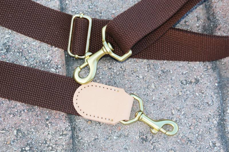 1, 50 Zoll Breite Solid Messing Hardware - Verstellbarer Schultergurt Aus Baumwollgurtband Mit Akzent Naturleder Cross Body Messenger 1, 50 Zoll Breite Solid Messing Hardware - Verstellbarer Schultergurt Aus Baumwollgurtband Mit Akzent Naturleder Cross Body Messenger von AlexMLynch