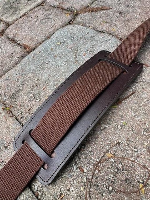 Dickem Leder-Schulterriemen-Polster - Freie Handstempel Dickem Leder-Schulterriemen-Polster - Freie Handstempel von AlexMLynch