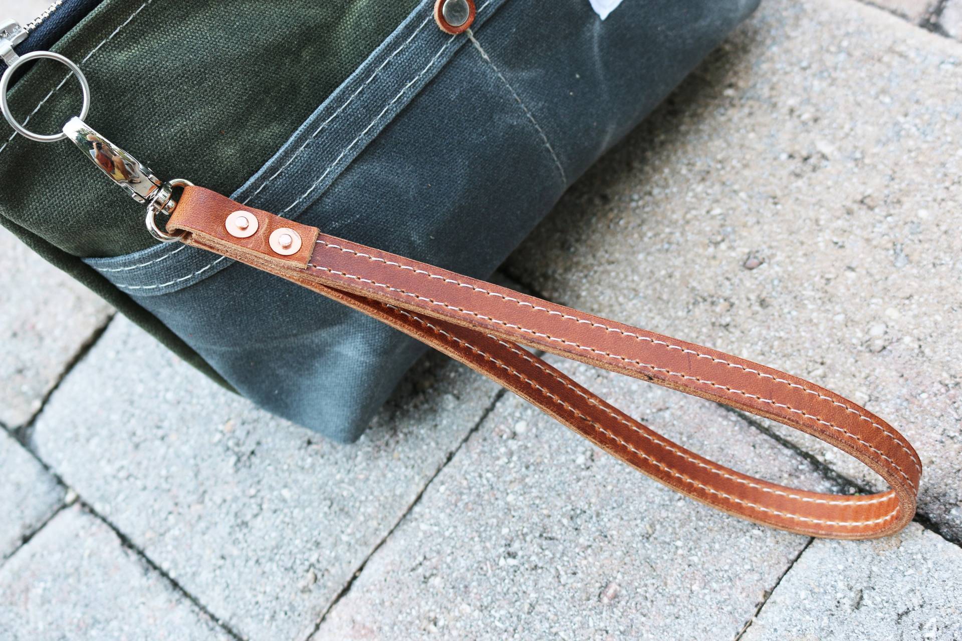 Horween Dublin Englisch Tan Lederarmband Schlüsselanhänger - Handgefertigt 010199 Horween Dublin Englisch Tan Lederarmband Schlüsselanhänger - Handgefertigt 010199 von AlexMLynch