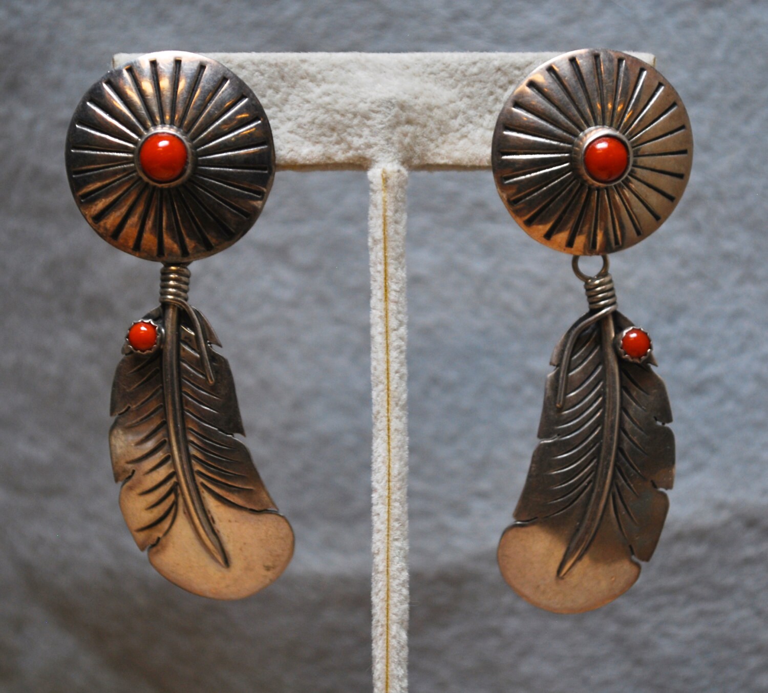 Ohrstecker Aus Sterling Silber Und Roter Koralle Ohrstecker Aus Sterling Silber Und Roter Koralle von AlexPennDesigns