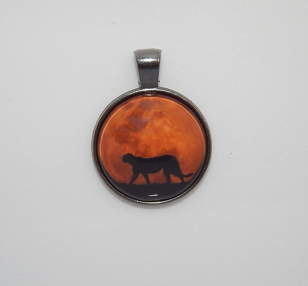 Geparden Silhouette Anhänger Wildkatzen Schmuck, Mond Halskette von AlexaArtBoutique