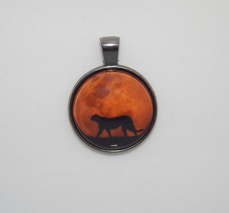 Geparden Silhouette Anhänger Wildkatzen Schmuck, Mond Halskette von AlexaArtBoutique