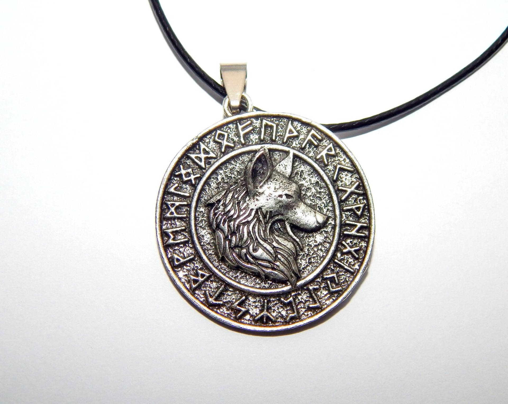 Viking Wolf Anhänger Halskette Mit Runen von AlexaArtBoutique
