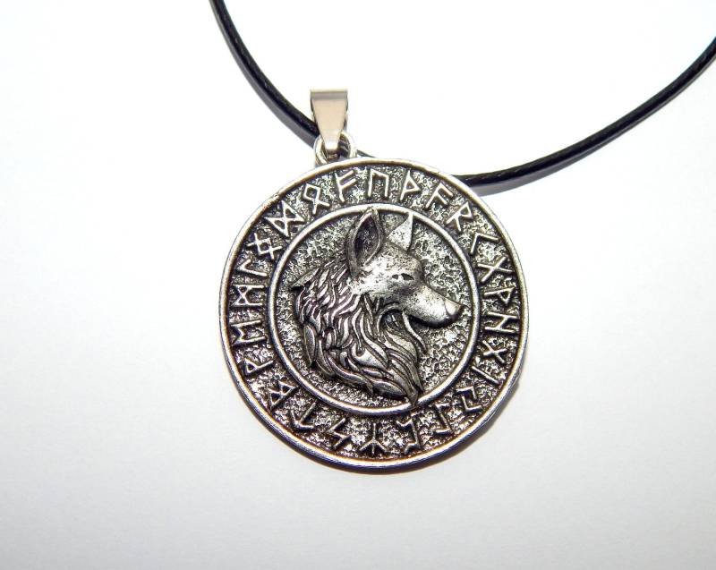 Viking Wolf Anhänger Halskette Mit Runen von AlexaArtBoutique