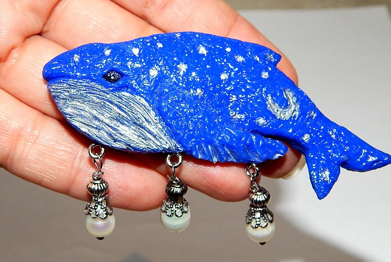 Wal Brosche Sternennacht Anhänger Aus Polymer Clay Mit Glaswachsperlen von AlexaArtBoutique