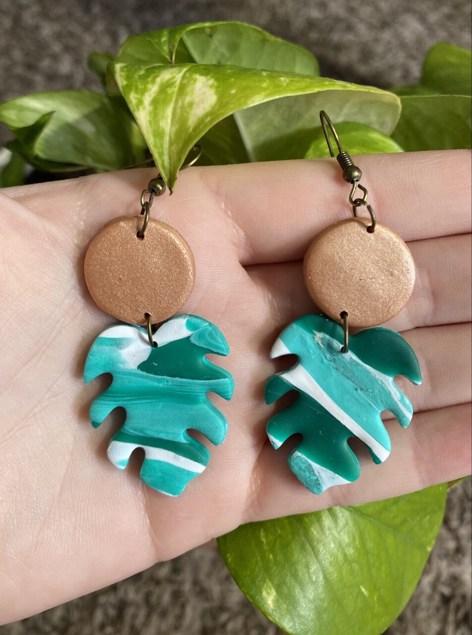 Polymer Clay Monstera Blatt Ohrringe von AlexaMaryDesign