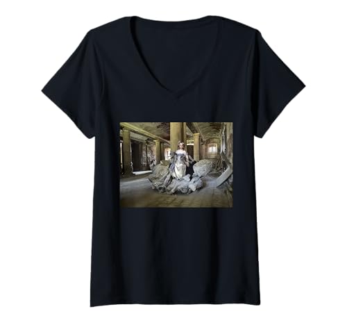 Damen Mit Spielzeug T-Shirt mit V-Ausschnitt Damen Mit Spielzeug T-Shirt mit V-Ausschnitt von Alexander Krishchyunas