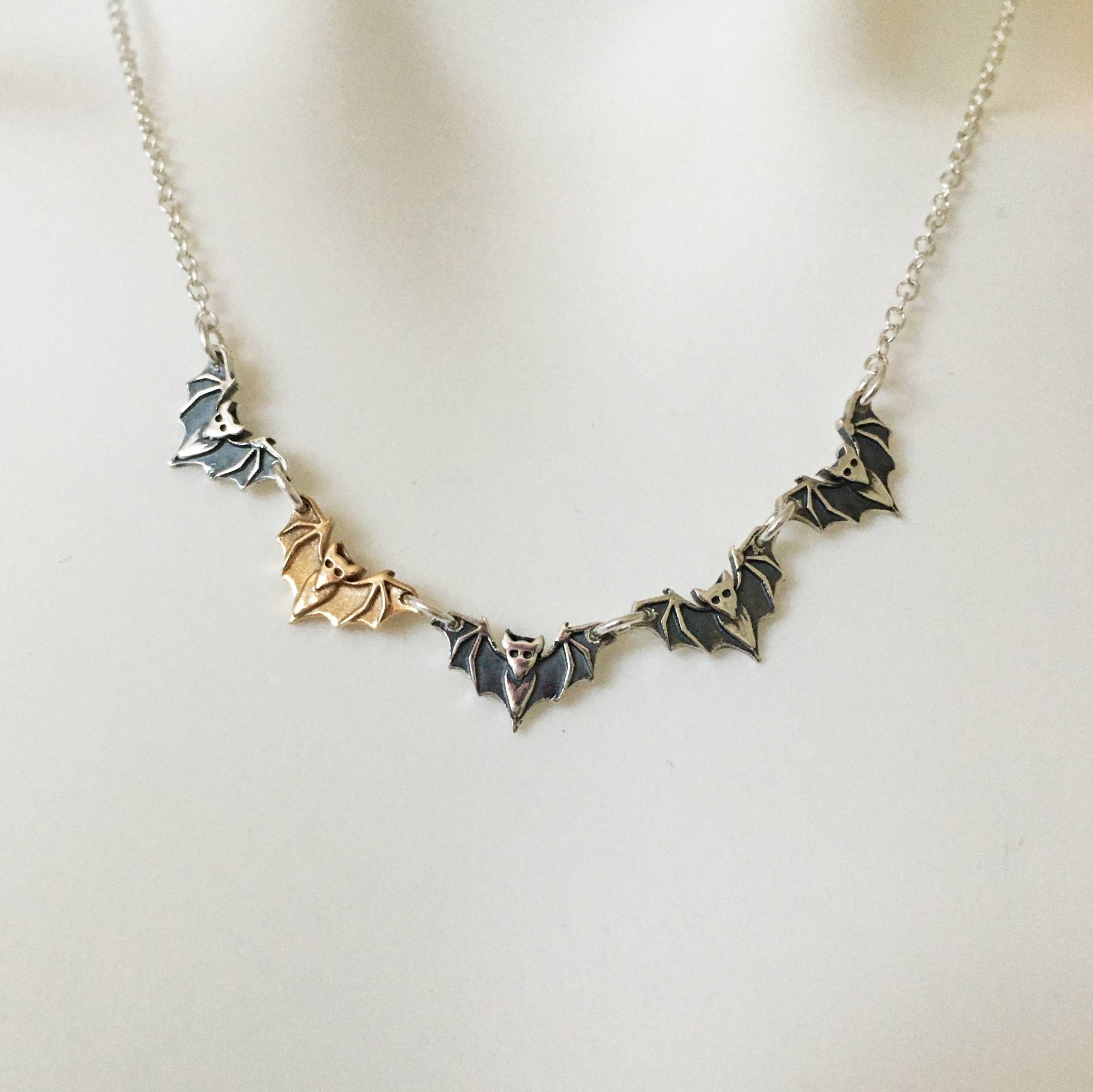 Misfit Fledermaus Halskette, Familie Mit 5 Fledermäuse, 4 Sterling Silber, 1 Bronze, Outcast, Witchy Schmuck, Kleine Fledermaus-Liebhaber, Gemischt Misfit Fledermaus Halskette, Familie Mit 5 Fledermäuse, 4 Sterling Silber, 1 Bronze, Outcast, Witchy Schmuck, Kleine Fledermaus-Liebhaber, Gemischt von AlexanderQuayle