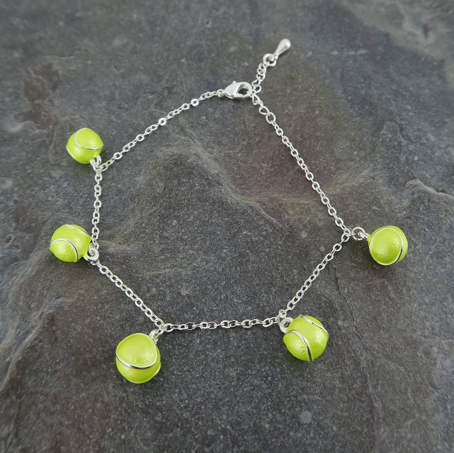 Tennisball Armband Tennisball Armband von AlexanderThurlow