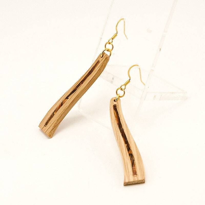 Asma. Eiche Holz Ohrringe, in Wellenform Brawn-Gold Shell Celluloid Inlay. A154-1 von AlexandraForms