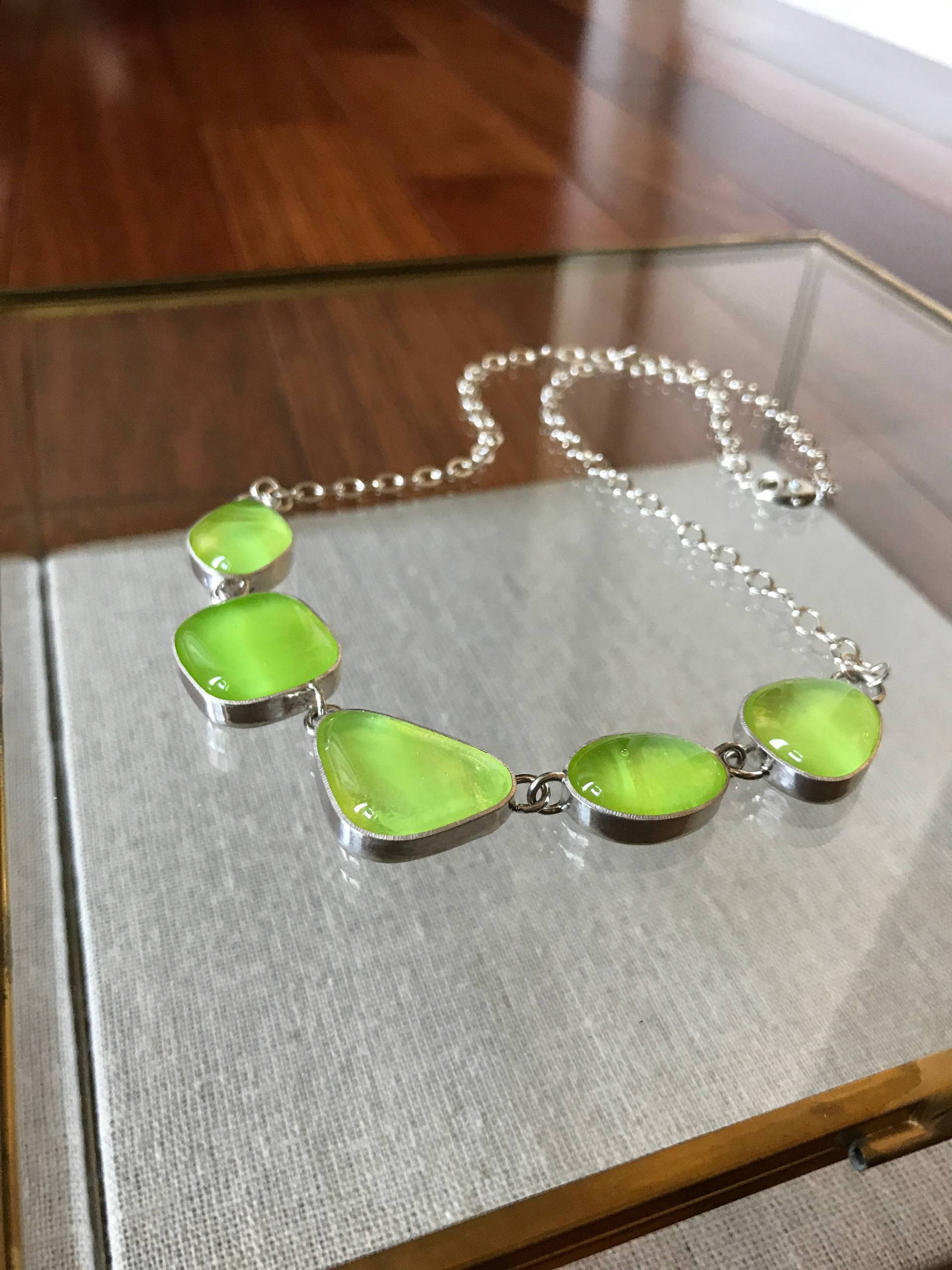 Lime Grün Glas Halskette. Geschmolzene Statement Sterling Silber 14, 5 "Kette Lime Grün Glas Halskette. Geschmolzene Statement Sterling Silber 14, 5 "Kette von AlexandraMDesigns