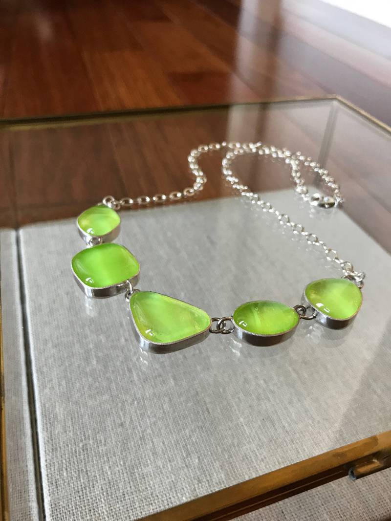 Lime Grün Glas Halskette. Geschmolzene Statement Sterling Silber 14, 5 "Kette Lime Grün Glas Halskette. Geschmolzene Statement Sterling Silber 14, 5 "Kette von AlexandraMDesigns