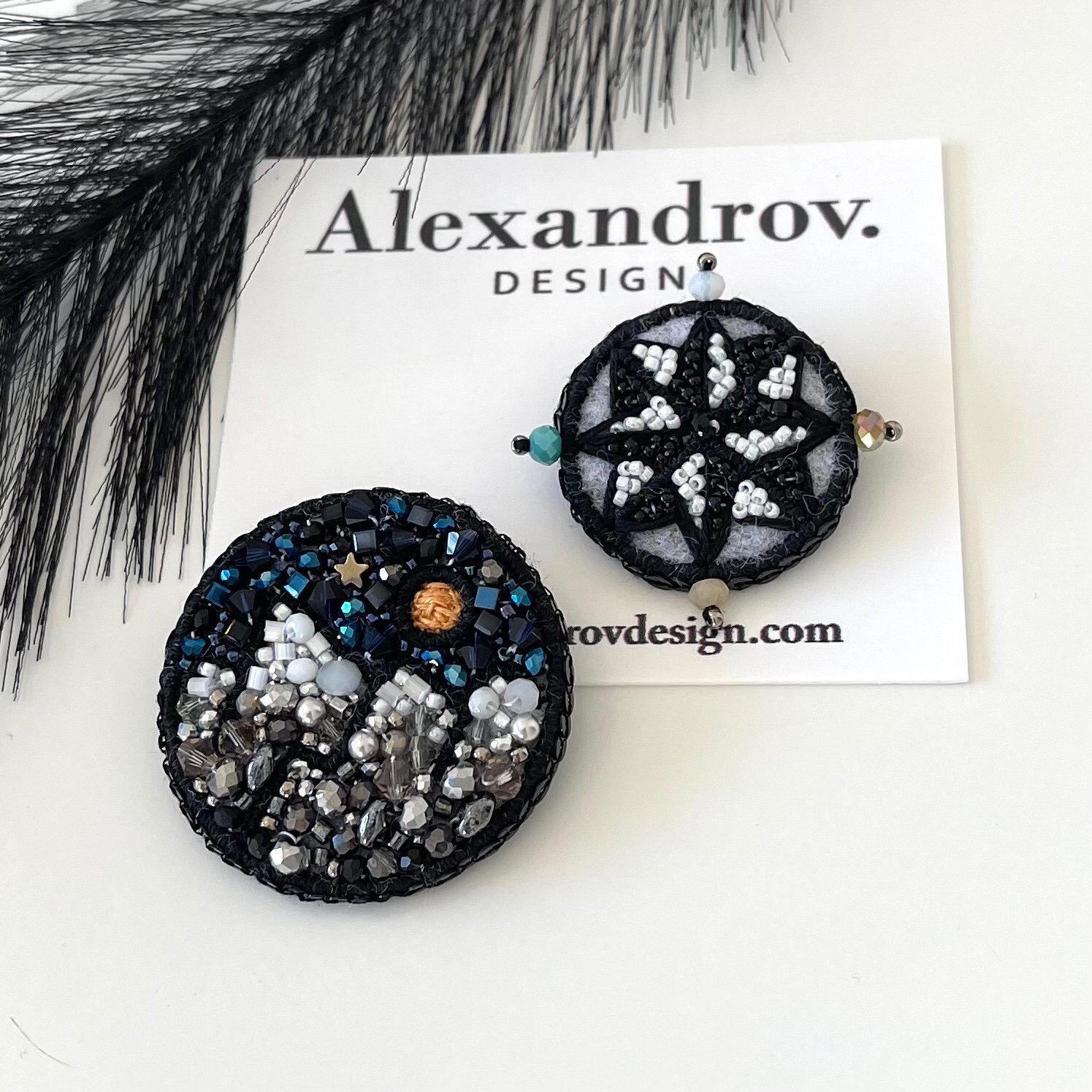 Schnee in Den Bergen Und Pfadfinder Kompass Amulett Brosche, Perlen Aufnäher, Set Von Zwei Pin, Handgemachte Mutter Geschenk, Stickerei Kleidung von AlexandrovDesignTLV