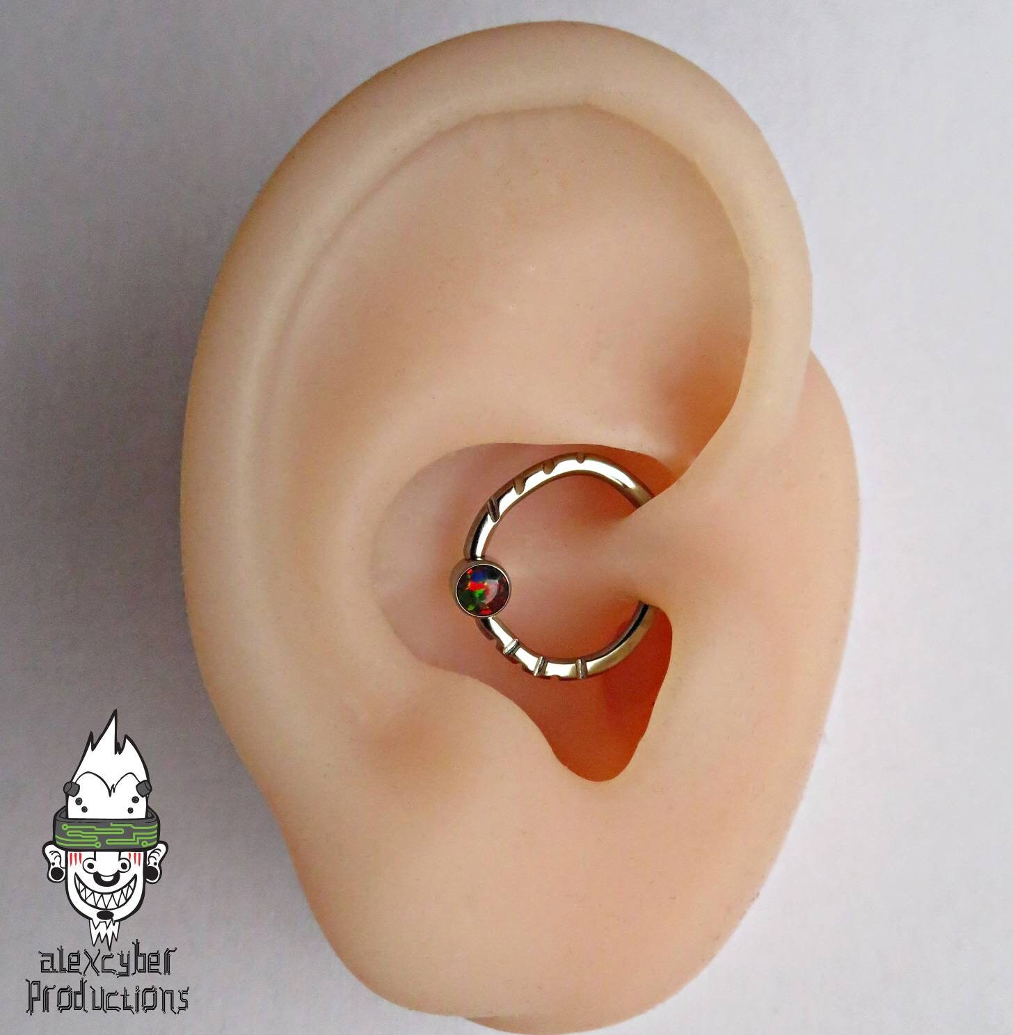 Im Angebot Handgefertigter Cyber-Titan-Gefangenschaftsring Für Daith 14G | 1, 6 X 11 Mm Im Angebot Handgefertigter Cyber-Titan-Gefangenschaftsring Für Daith 14G | 1, 6 X 11 Mm von Alexcyberproductions
