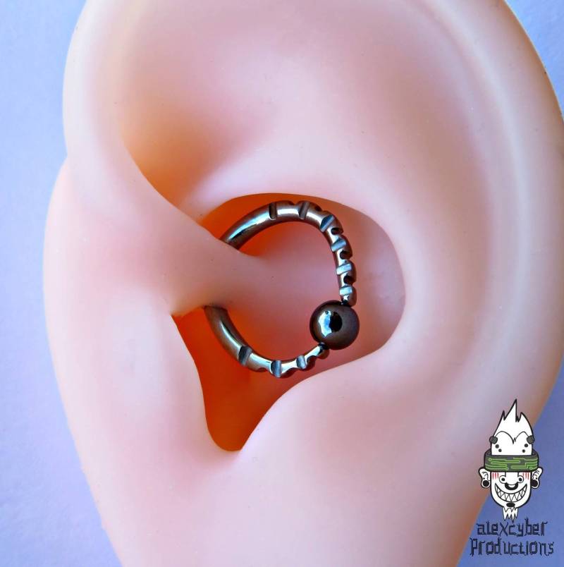 Im Angebot Handgefertigter Wirbelsäulen-Piercingring Aus Titan Und Hämatit Daith Captive 12G | 2x10x11mm von Alexcyberproductions