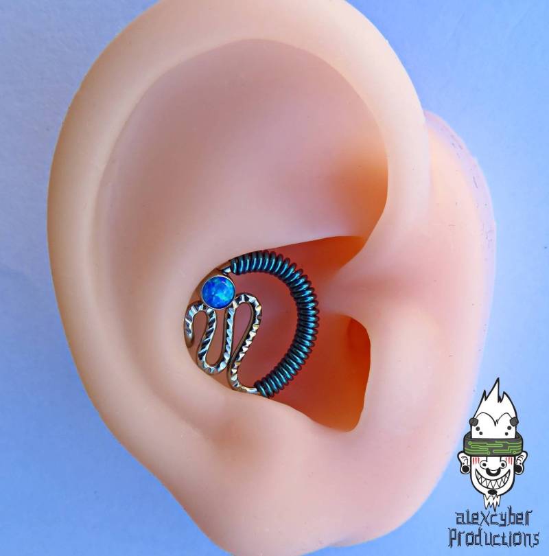 Im Angebot Handgefertigtes Titan-Cyber-Multipositions-Piercingstück 16G | 1, 2 X 6 Mm von Alexcyberproductions