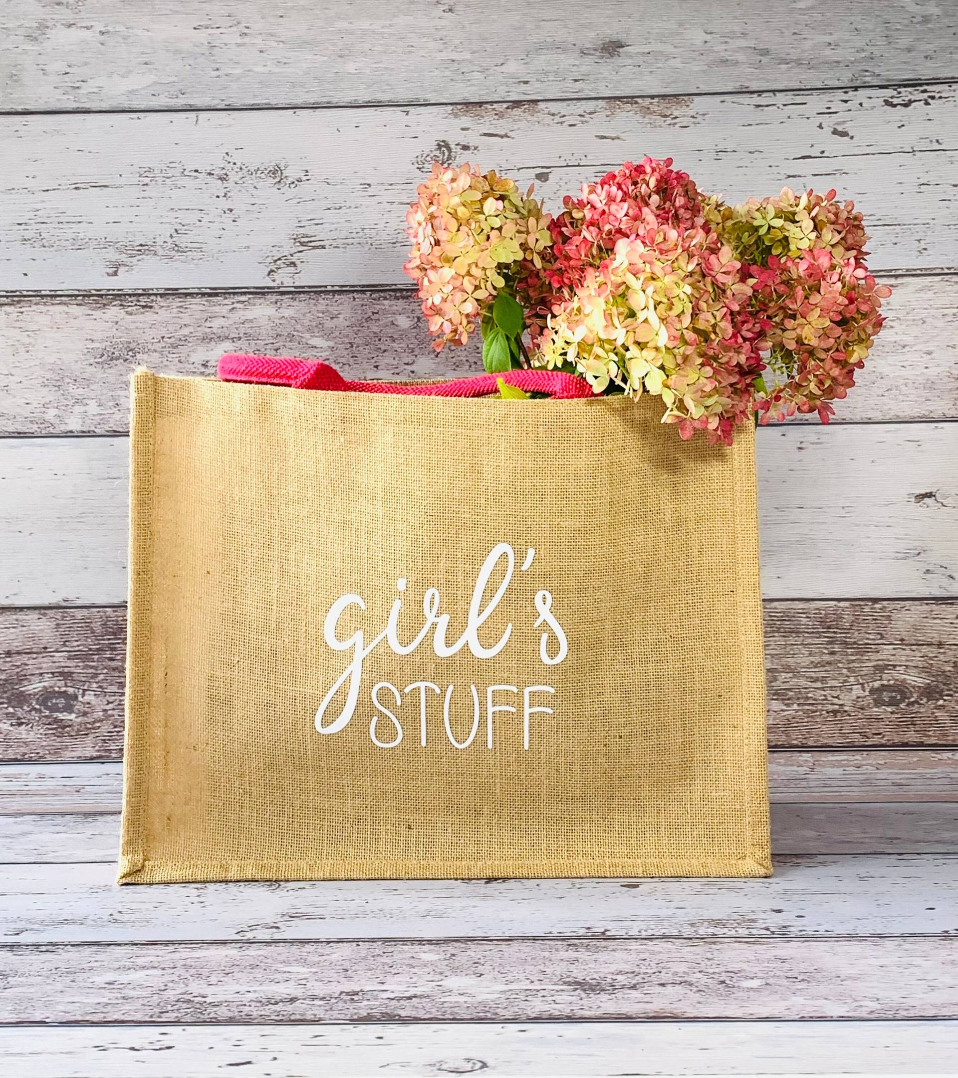 Jute Shopper Für Den Mädels-Trip Mit Handlettering Aufdruck "Girls Stuff", Geschenk Geburtstag, Schöne Geschenkidee Jute Shopper Für Den Mädels-Trip Mit Handlettering Aufdruck "Girls Stuff", Geschenk Geburtstag, Schöne Geschenkidee von AlexeSohnDesign