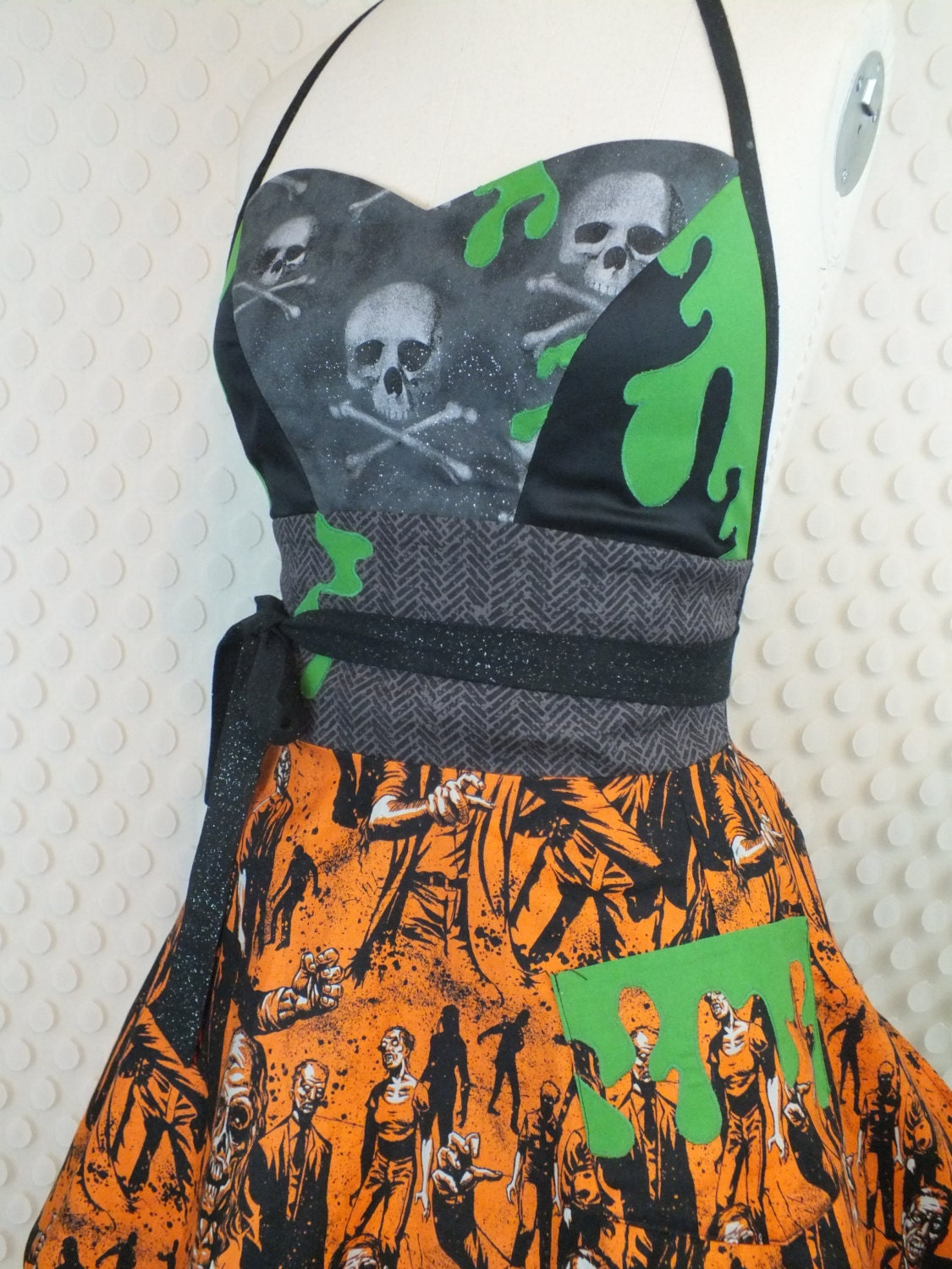 Halloween Zombie Küchen Schürze "Icky Eewy Creepy Gooey" Slime von Alexenia