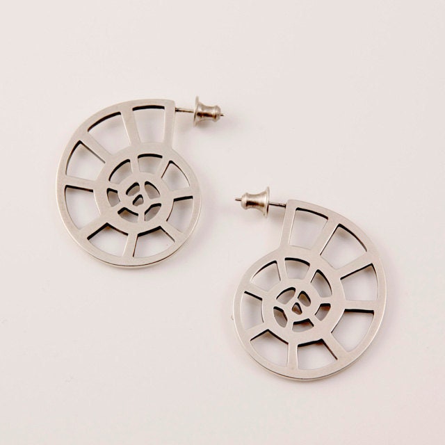 Flache Shell Ohrringe von AlexiaCohenStudio