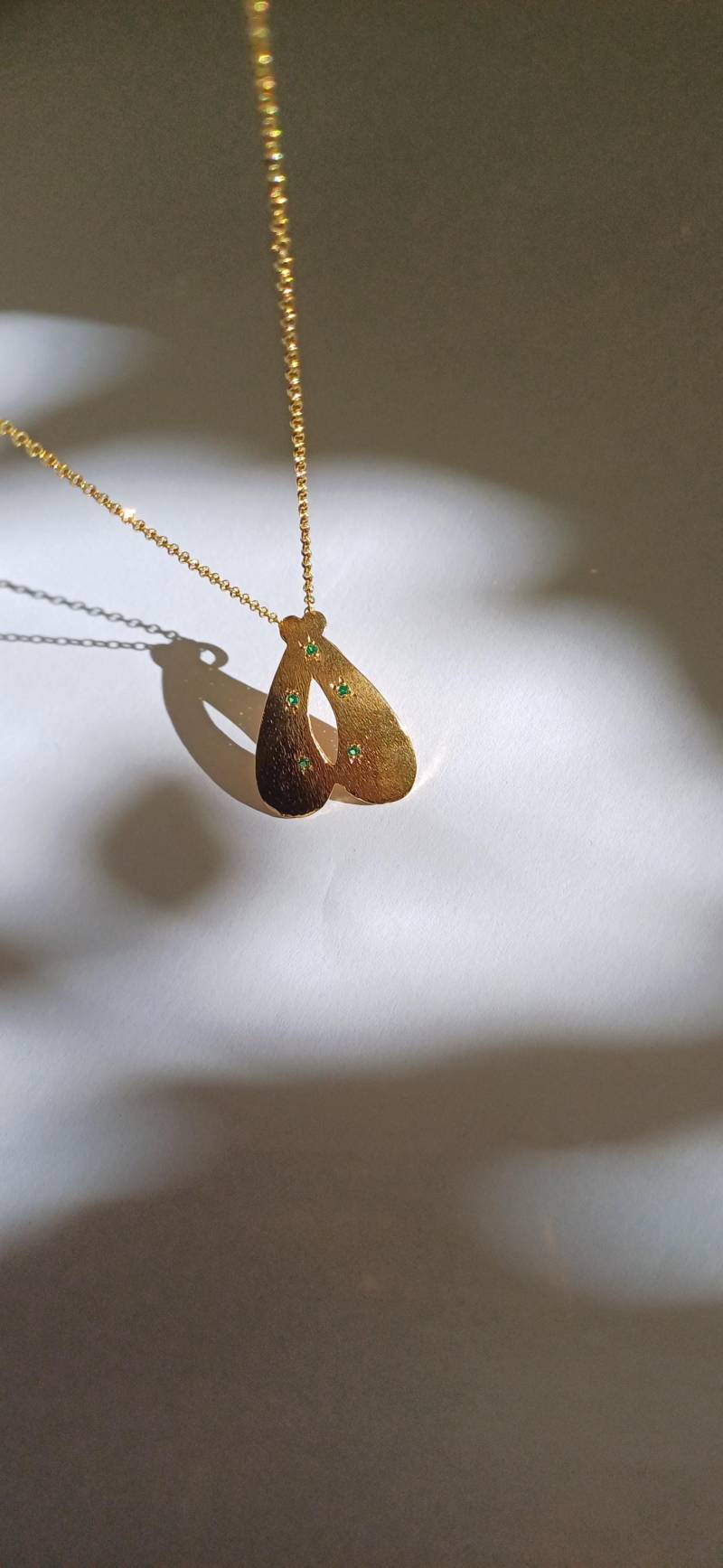 Fliegenanhänger Aus Vergoldetem Sterlingsilber, Insektenanhänger Mit Grünen Zirkonen von AlexiaJewelryShop