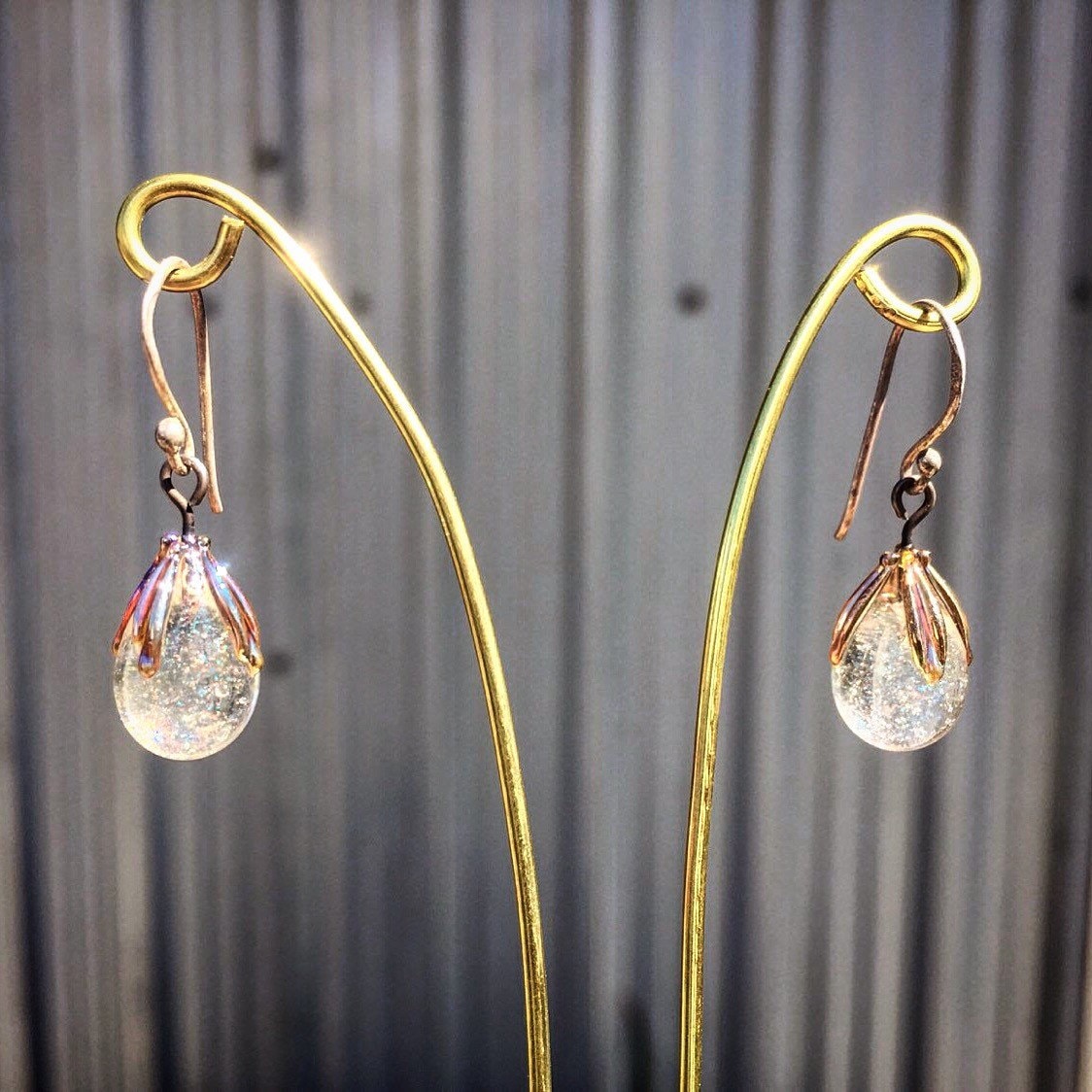 Funkelnde Mini Hängeohrringe Mit Dichroic Und Goldfarbenen Glassteinen von AlexisBerger