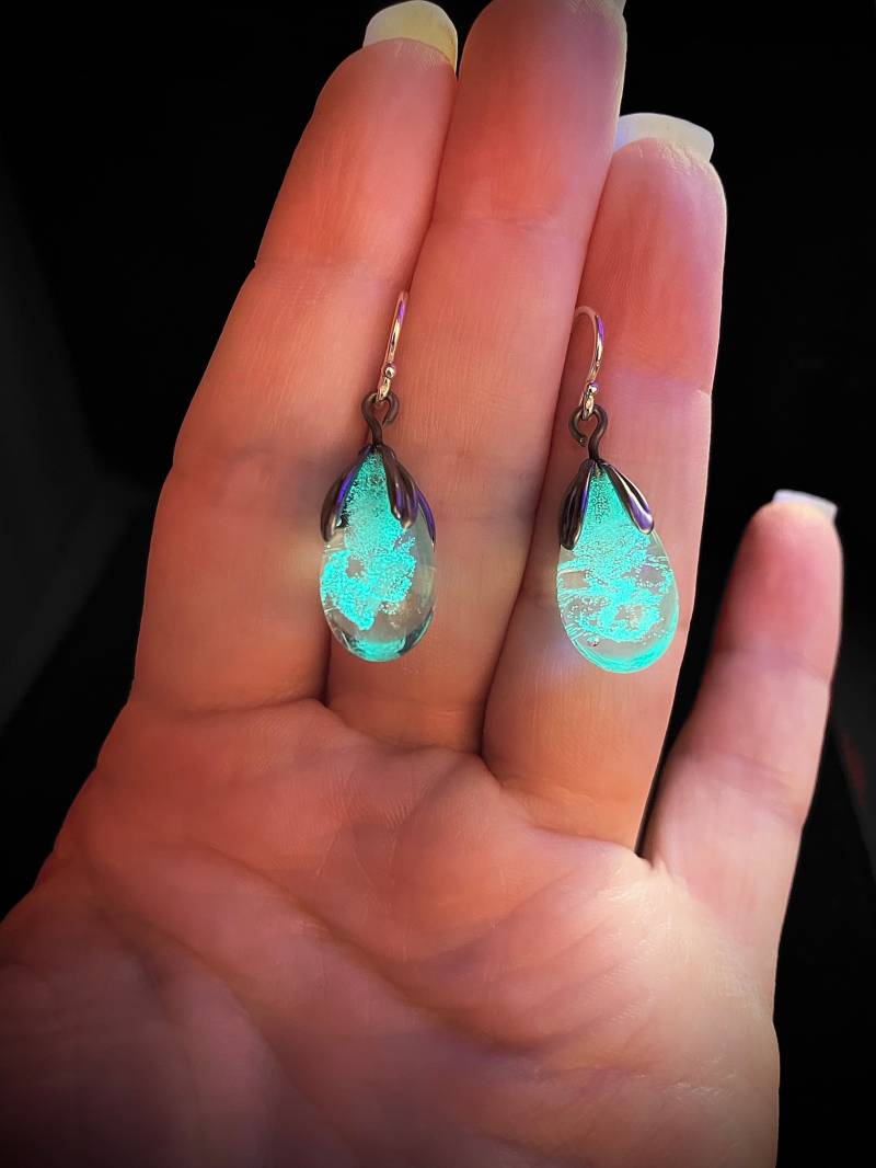 Leuchten Sie in Der Dunklen Lampwork Mini Tropfen Ohrringe von AlexisBerger