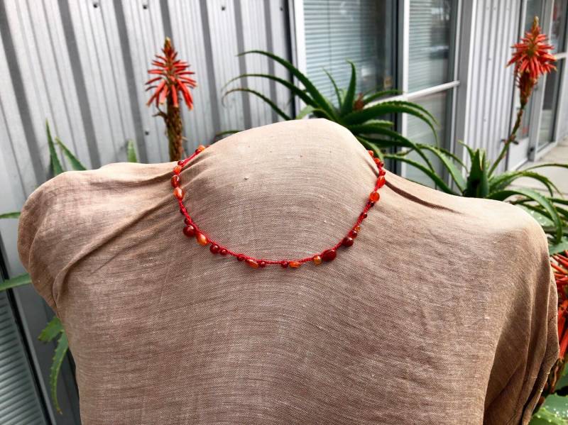 Rote Gehäkelte Halskette Aus Seide Und Karneol von AlexisBerger