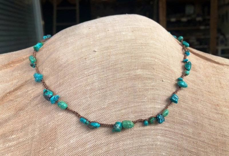 Türkis Perlen An Einer Braunen, Gehäkelten Seidenkette von AlexisBerger