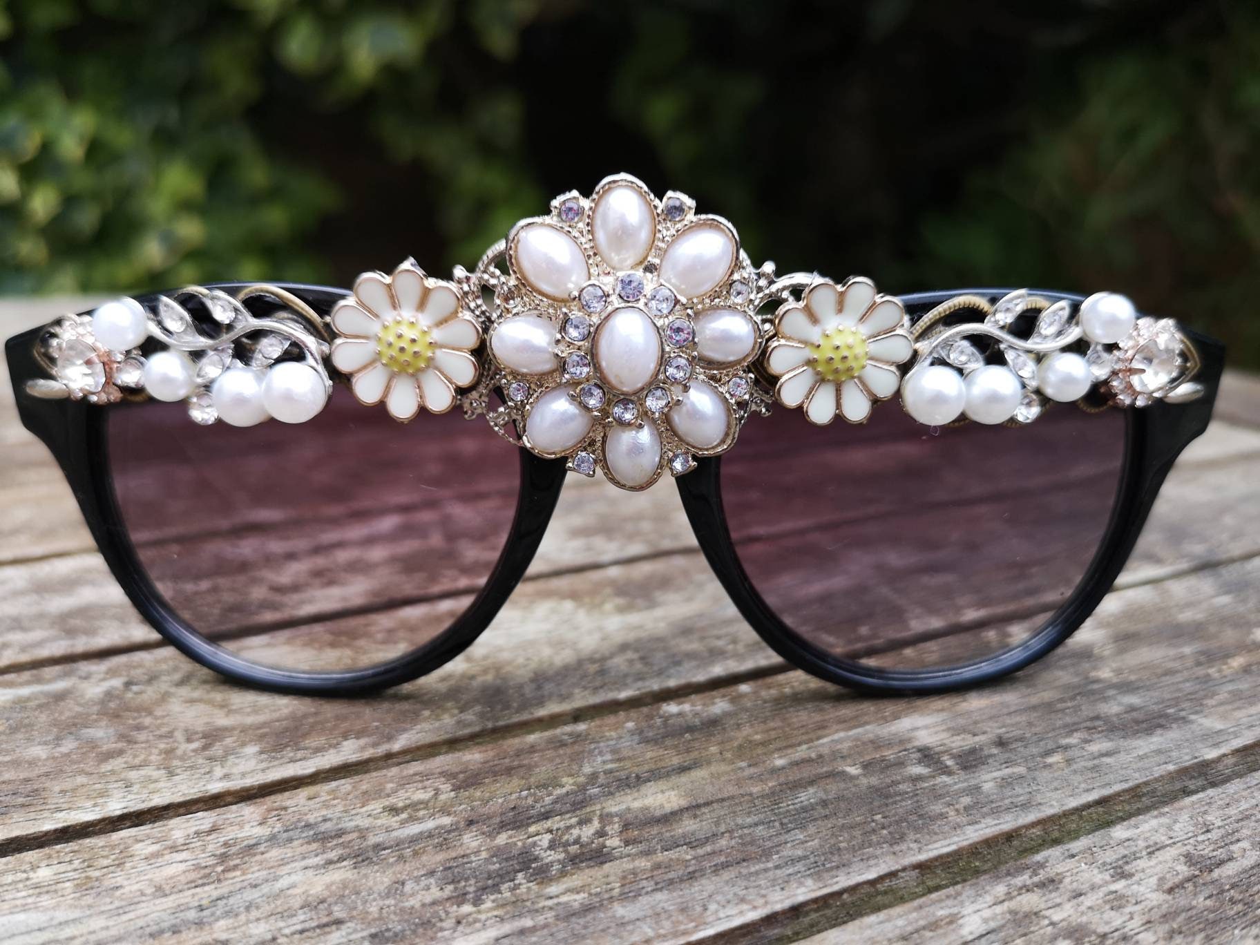 Black Daisy Verschönerte Sonnenbrille Handgemachte Jeweled Festival Sonnenbrille Black Daisy Verschönerte Sonnenbrille Handgemachte Jeweled Festival Sonnenbrille von AlexisExclusive