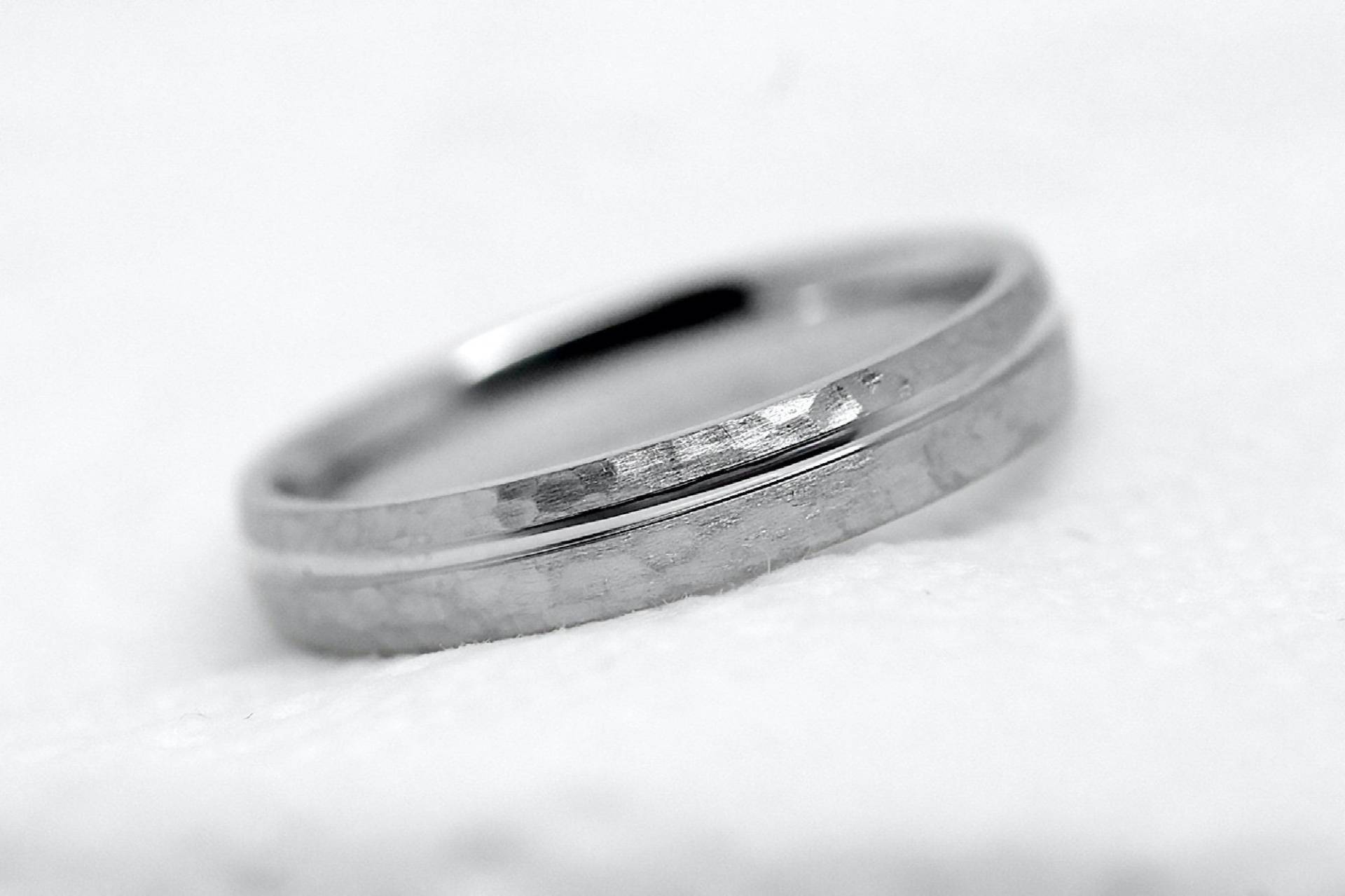 4 Mm 925 Silber Gehämmert Ehering Für Männer Frauen, Sterling Low Dome Außer Mittellinie, Personalisierte Gravur Versprechensring von AlexisTreasury