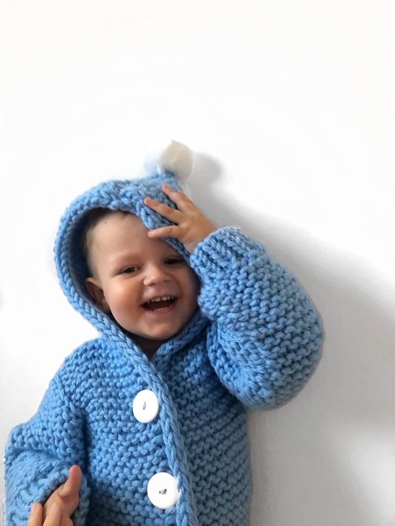 Blaue Strickjacke Baby Strickpullover Für Jungen Kapuzenjacke Kinder Mit Bommel Personalisierte Kleinkind Geschenke Mama Zu Geschenk von AlexmyblackcatStore