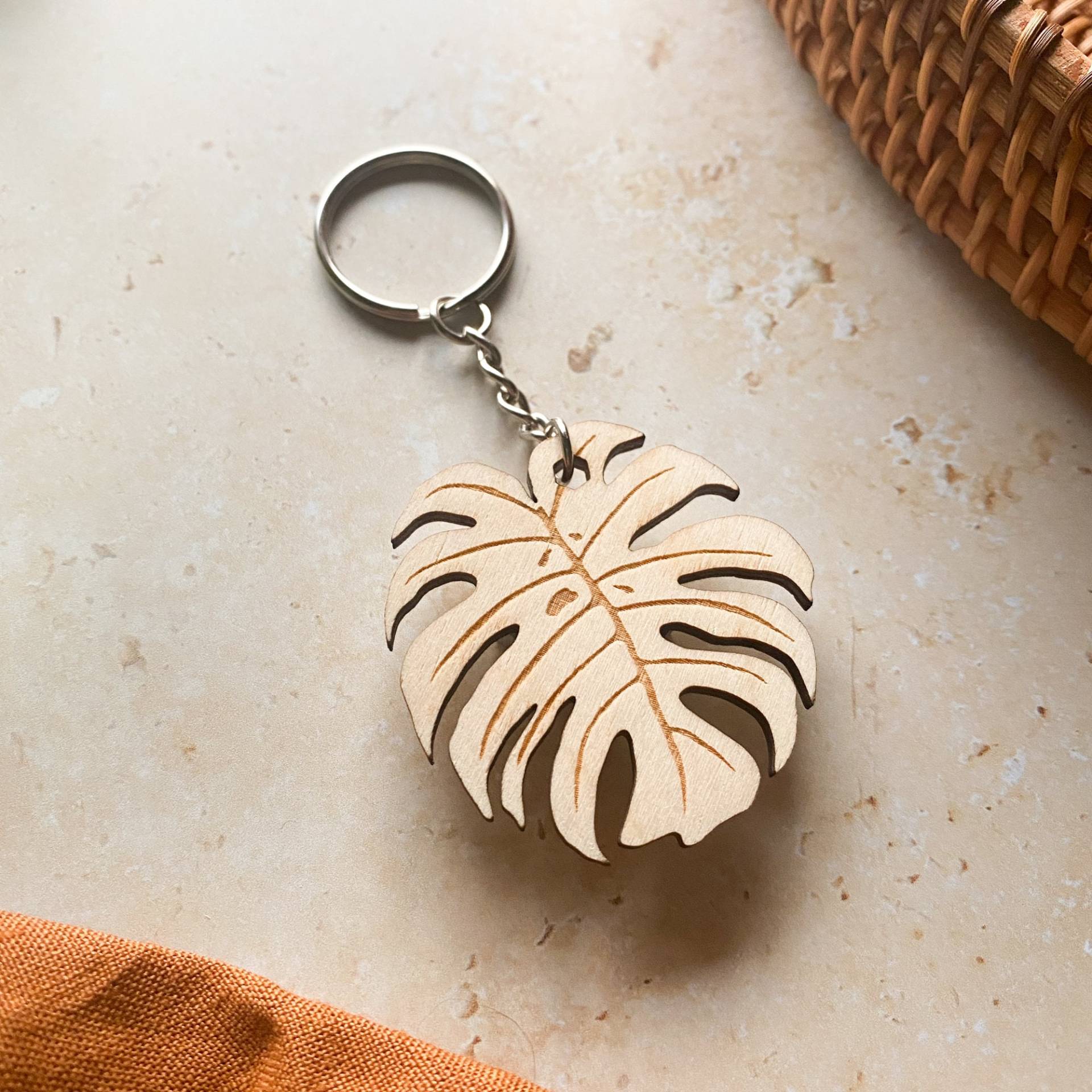 Monstera Blatt Keychain Handgezeichnetes Birkenholz Pflanzenliebhaber Geschenk von AlfalfaDesign