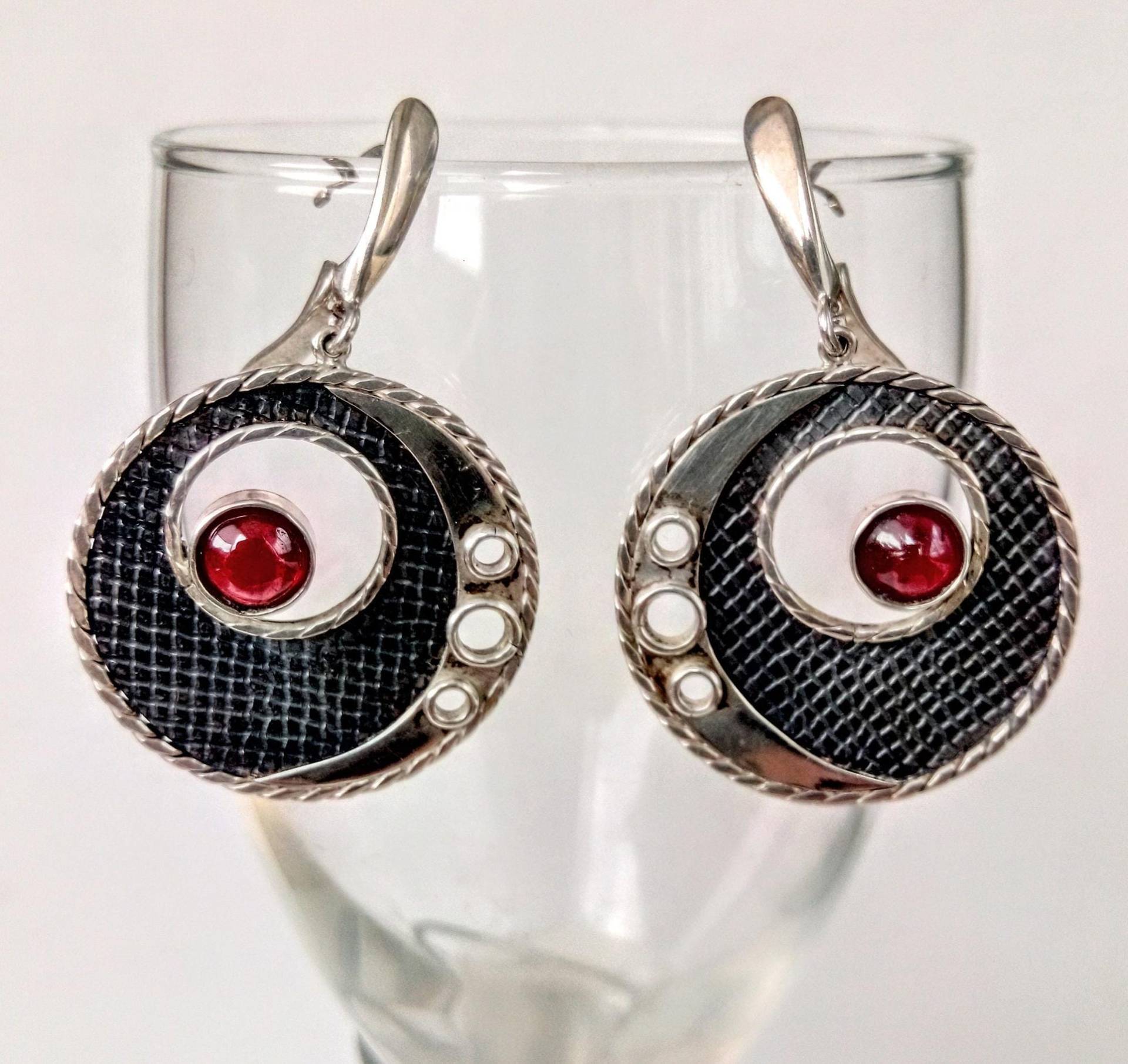 Handgemachte Runde Oxidierte Silber Ohrringe, Edelstein Granat Sterling Ohrringe. Autorenarbeit. Geschenk Für Frau, Mädchen von AlfasHandmadeJewelry