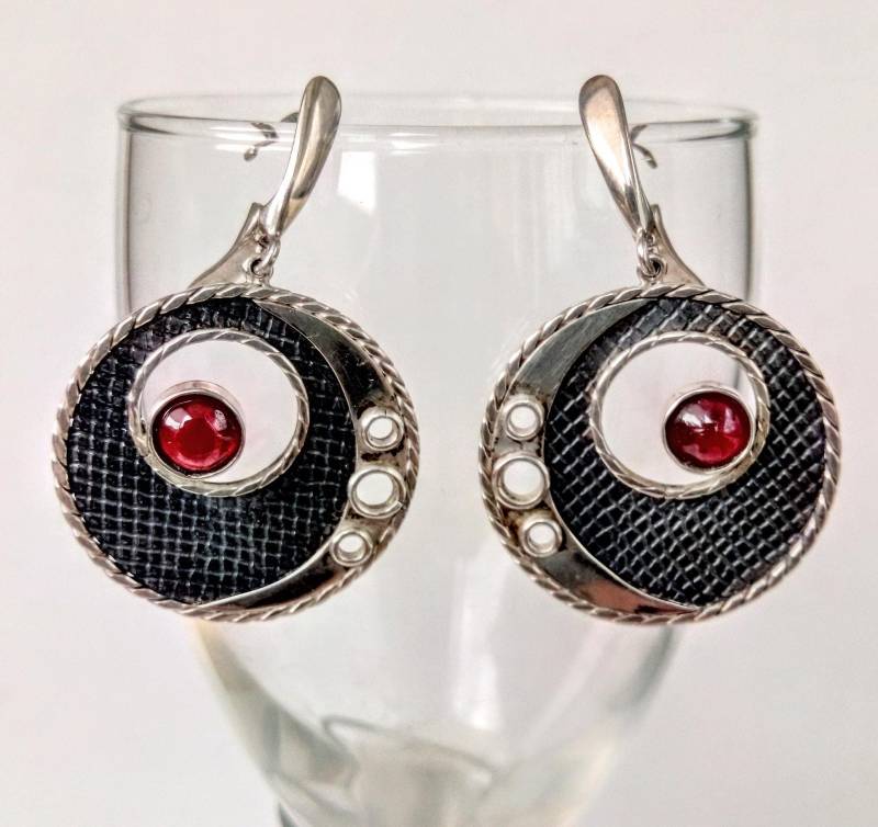 Handgemachte Runde Oxidierte Silber Ohrringe, Edelstein Granat Sterling Ohrringe. Autorenarbeit. Geschenk Für Frau, Mädchen von AlfasHandmadeJewelry