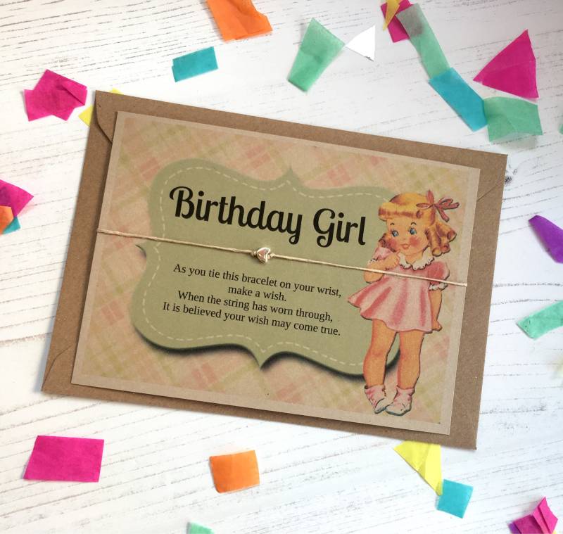 Wunsch-Armband - Geburtstag Mädchen Retro-Mädchen Mit Umschlag von AlfieIsaac