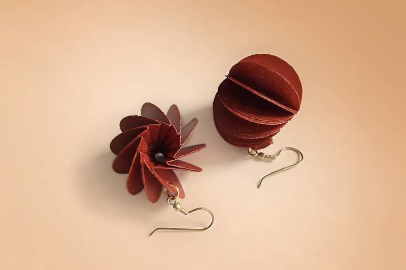 Kupferfarbene Ohrhänger Aus Handbemaltem Papier von AlfieriJewelDesign