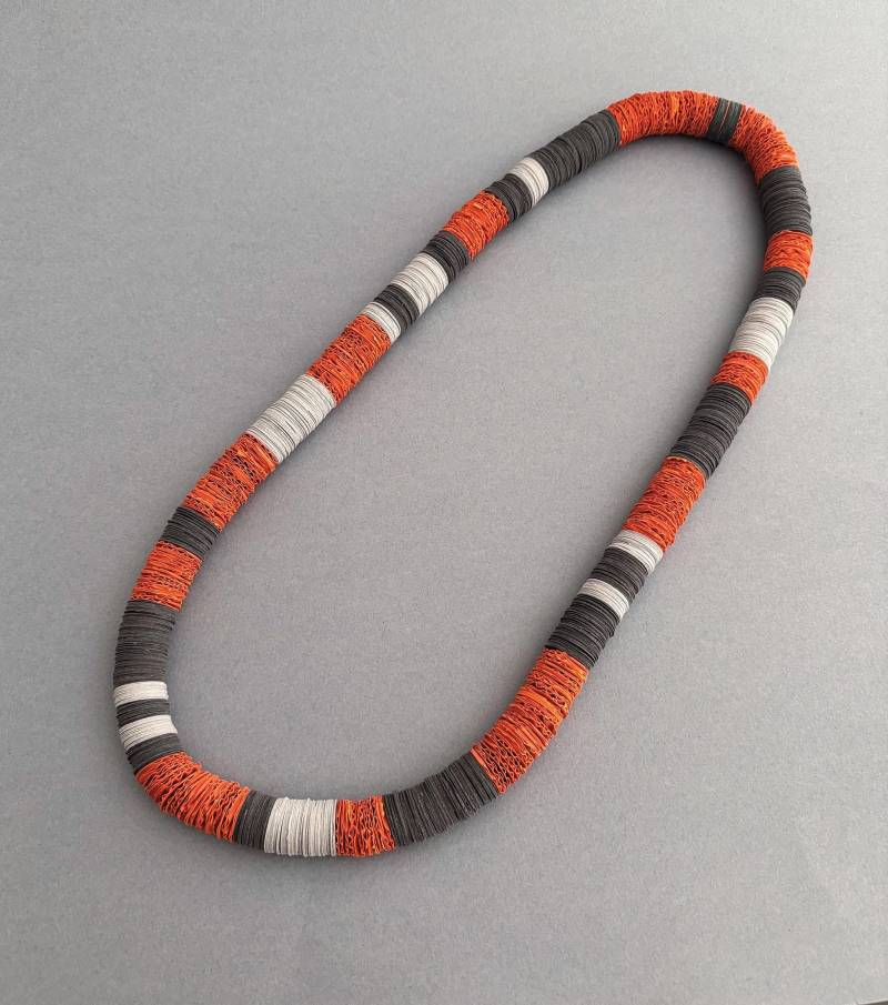 Moderne, Mehrfarbige Papierkette Mit Magnetverschluss von AlfieriJewelDesign