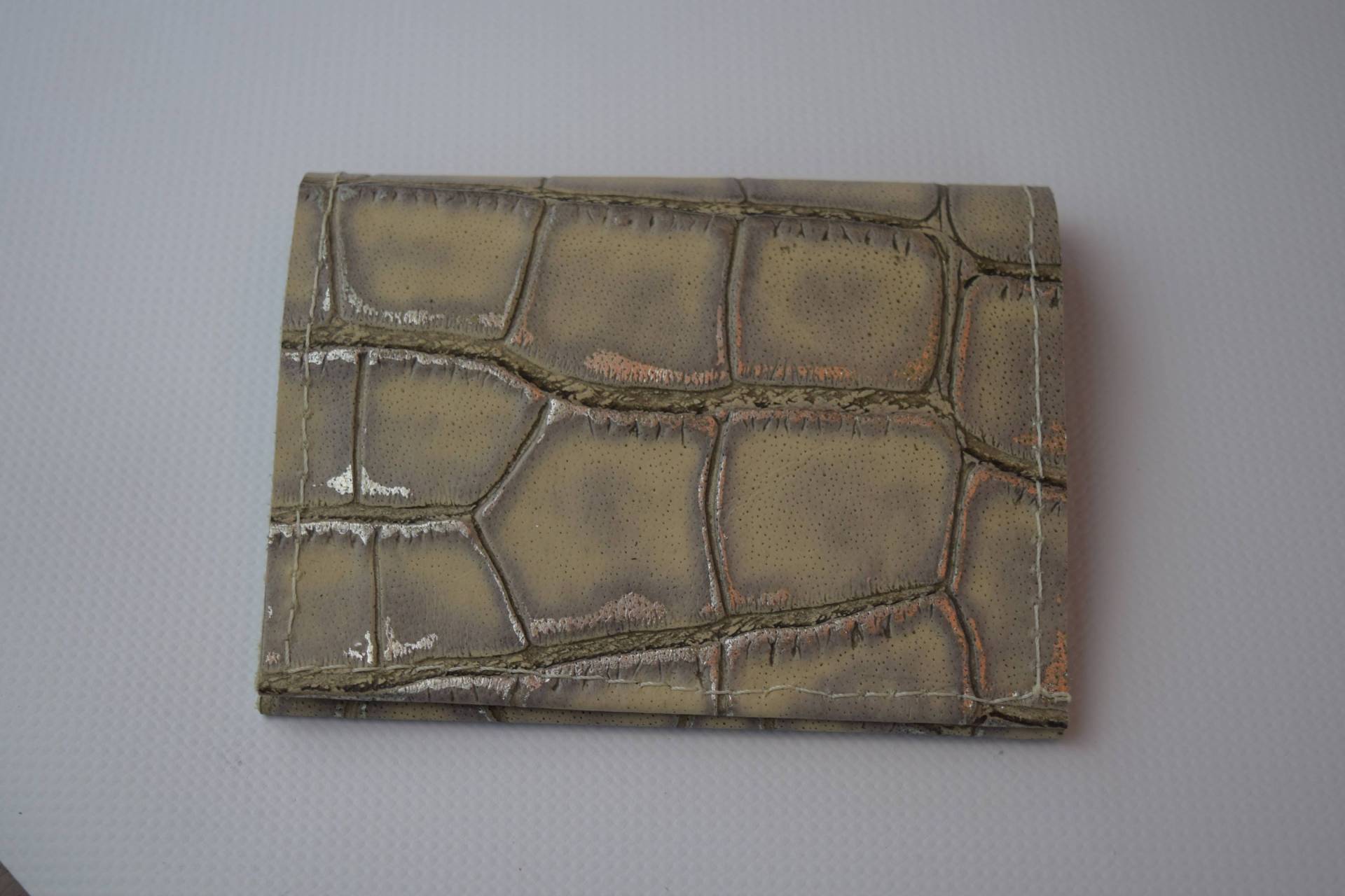 Brieftasche, Leder Kartenhalter/Minimalist Echt Rindsleder Visitenkartenetui Grau, Creme Mit Silberspitze Geprägtes Krokodilleder von AlfordDesignsLtd