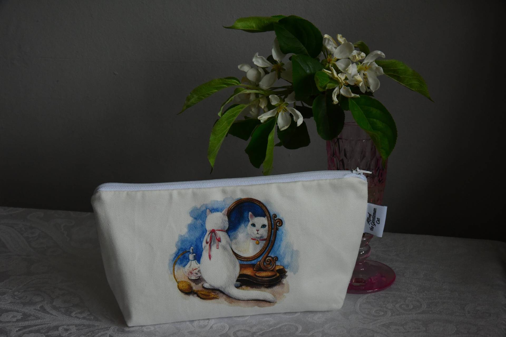 Bezaubernde Kosmetiktasche Aus Baumwolle Weiß Mit Katzendame Und Spiegel Bezaubernde Kosmetiktasche Aus Baumwolle Weiß Mit Katzendame Und Spiegel von AlfredGentlemanCat