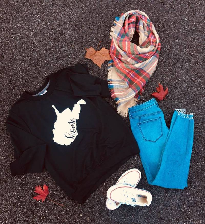 West Virginia Sweatshirt, State Shirt, Home Individuelle Kleidung, Hand Beschriftet Rundhals Sweatshirt West Virginia Sweatshirt, State Shirt, Home Individuelle Kleidung, Hand Beschriftet Rundhals Sweatshirt von AliRossDesigns