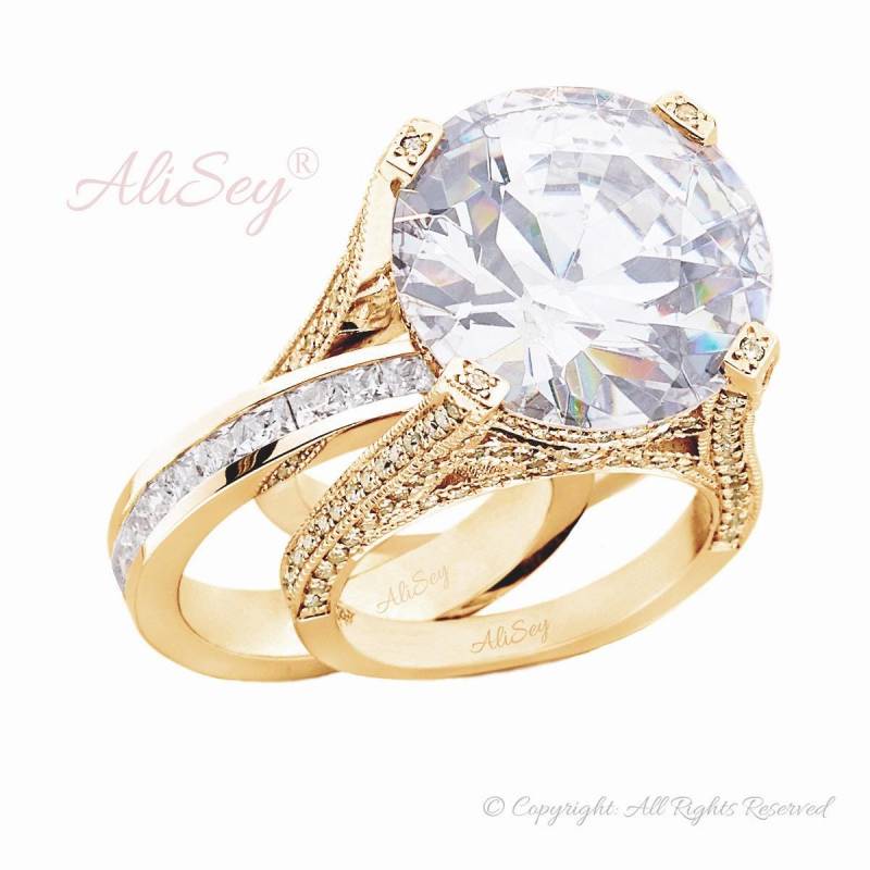 Ausgefallenes Ring Set Mit Weißem Topas Mittelstein in Micro Pavé Fassung Von Alisey, Style # Asr07Ygwe von AliSeyDesigns